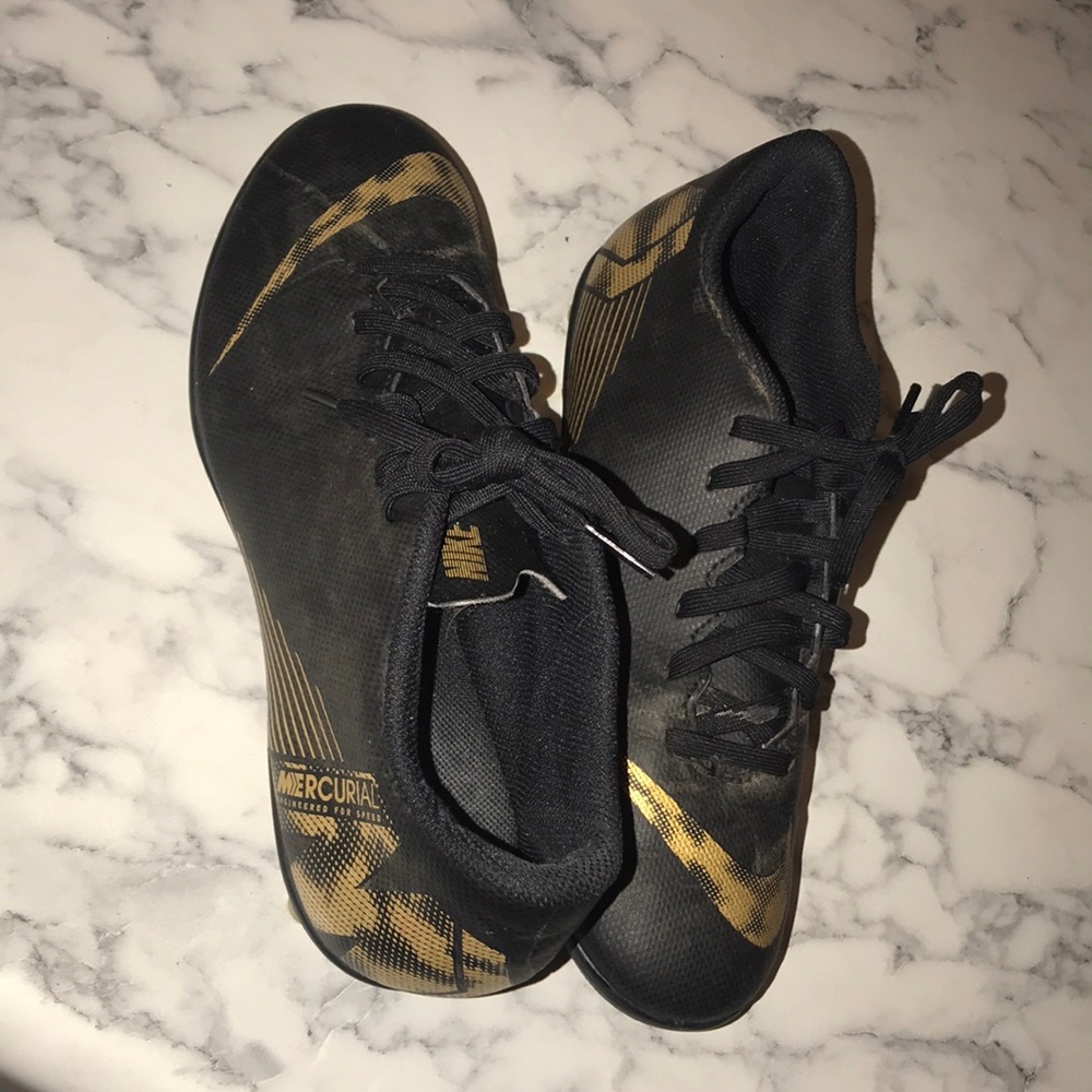 BLACK AND GOLD soccer cleats - NIKE